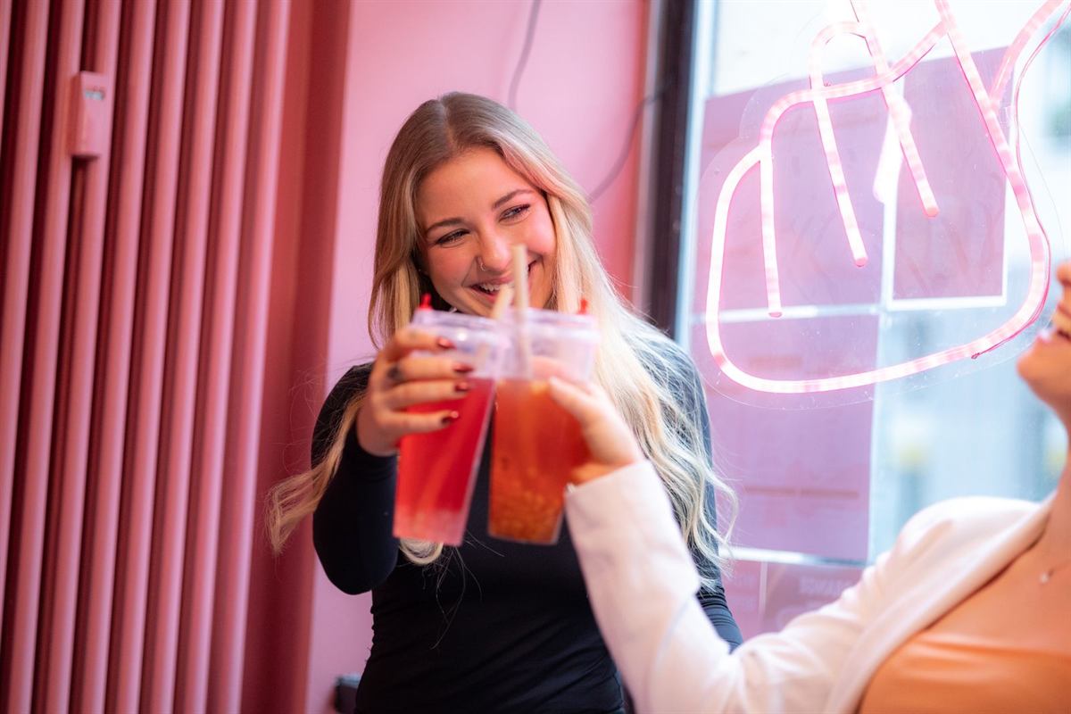 Deux amies trinquent avec leurs bubble teas