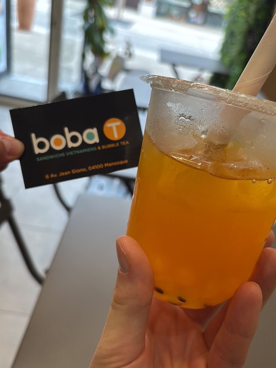 Fruit tea fruit de la passion servi avec une carte Boba T